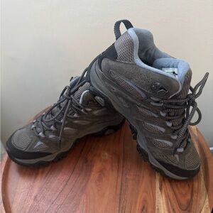 Women's Moab 3 Mid Waterproof
Gray Hiking Boots